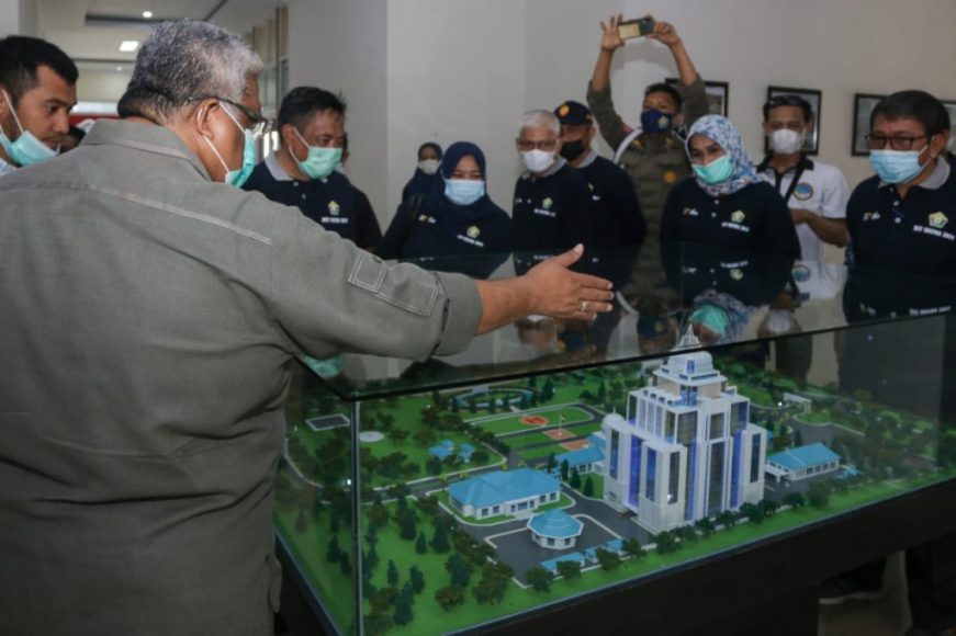 Gubernur Sultra bersama para OPD saat melihat desain miniatur kota Kantor Gubernur