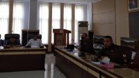 Ketua Komisi III DPRD Kota Kendari, Rajab Jinik saat memimpin RDP terkait dugaan pelanggaran prokes salah satu THM di Kota Kendari
