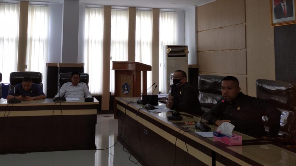 Ketua Komisi III DPRD Kota Kendari, Rajab Jinik saat memimpin RDP terkait dugaan pelanggaran prokes salah satu THM di Kota Kendari