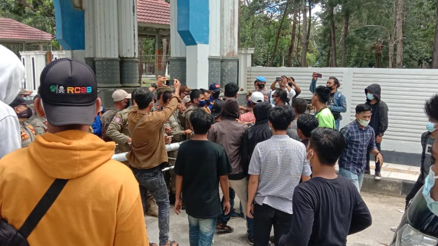 Aksi unjuk rasa oleh dua lembaga masyarakat di depan kantor Gubernur Sultra