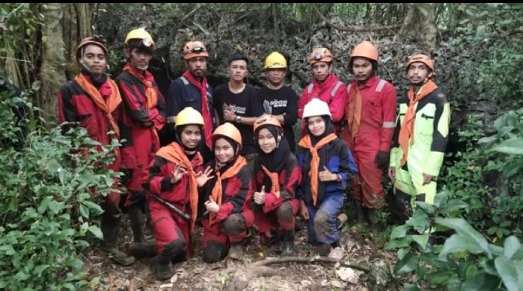 Foto bersama Mahacala UHO dan pemuda Konkep usai ekspedisi tiga gua di Wawonii