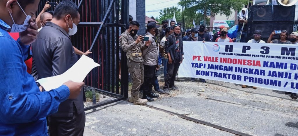 Foto Masyarakat saat melakukan Demo di Depan Kantor DPRD Kabupaten Kolaka,