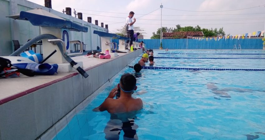 Latihan nomor kolam atlet selam Jepara