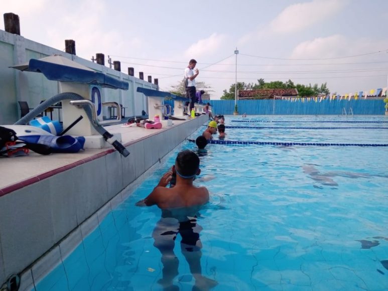 Latihan nomor kolam atlet selam Jepara
