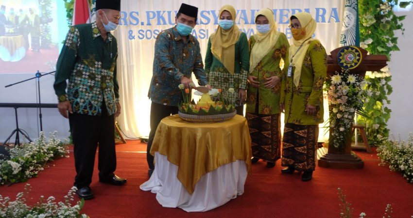 Sekdakab Jepara memotong tumpeng disaksikan ketua PDM Jepara