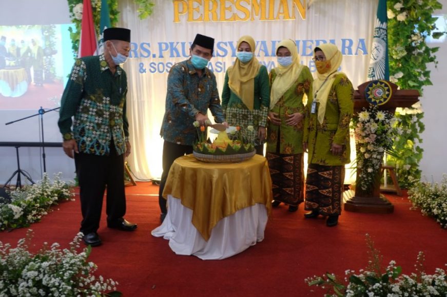 Sekdakab Jepara memotong tumpeng disaksikan ketua PDM Jepara