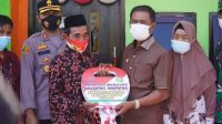 Penyerahan kunci rumah kepada bapak Colleng, warga Kolut yang terbakar beberapa waktu lalu