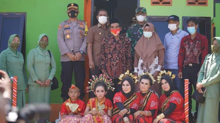 Foto bersama usai peresmian dan penyerahan kunci rumah