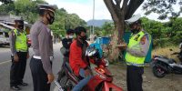 Kasat Lantas Polres Kolut, Iptu Sarif, SH bersama personil menghentikan pengendara roda dua yang tidak memasang plat motornya