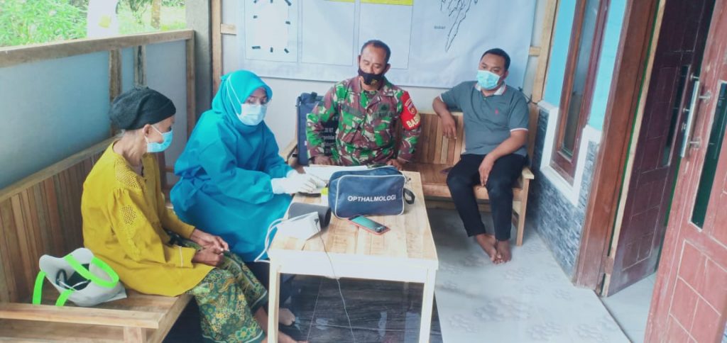 Wujudkan Wilayah Binaan yang Sehat, Babinsa Bandung Dampingi Kegiatan Posbindu