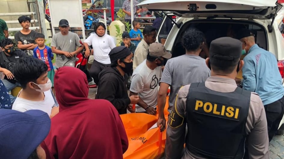 Foto saat korban gantung diri, sedang di evakuasi