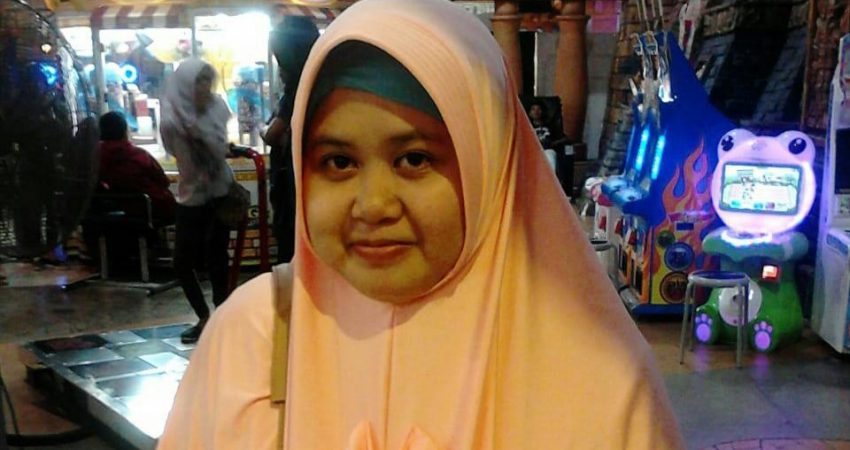 Elis Sondari (Ibu Rumah Tangga)
