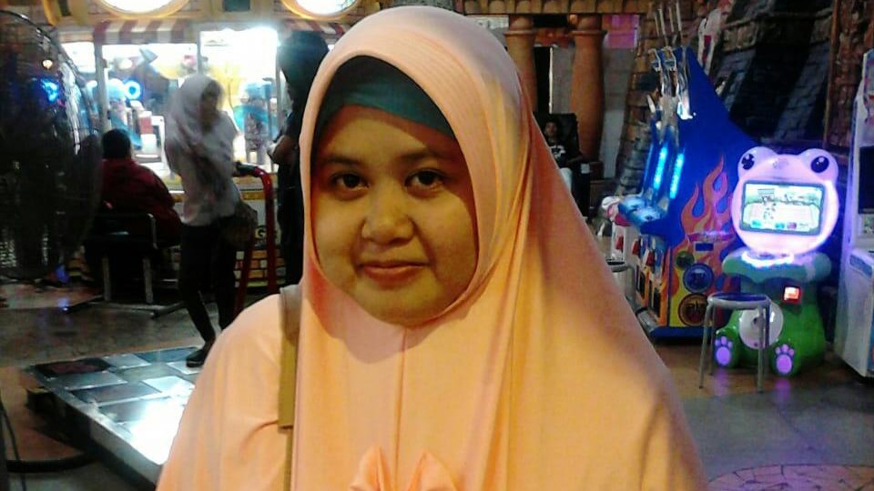 Elis Sondari (Ibu Rumah Tangga)