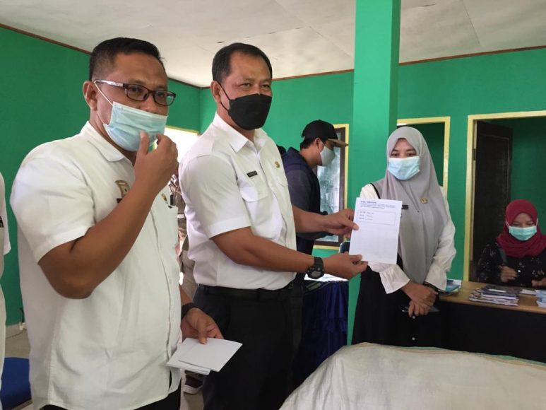 Sekda Konawe, Ferdinand Sapan bersama Kadis DLH Ilham jaya saat meresmikan Bank Sampah Induk.