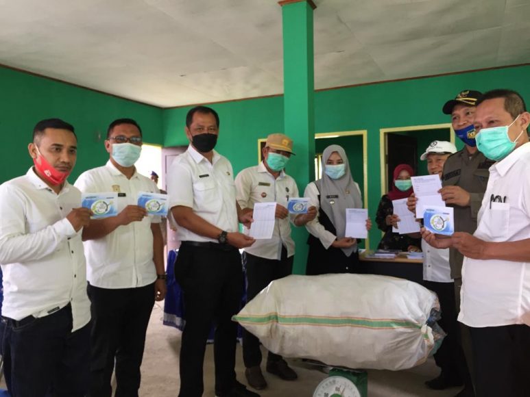 Foto bersama peresmian bank sampah induk.
