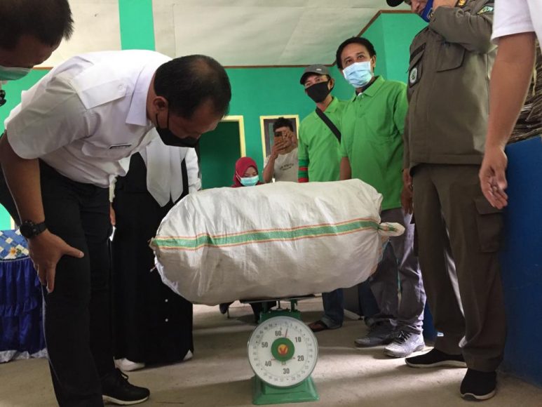 Penimbangan sampah perdana usai peresmian Bank sampah induk