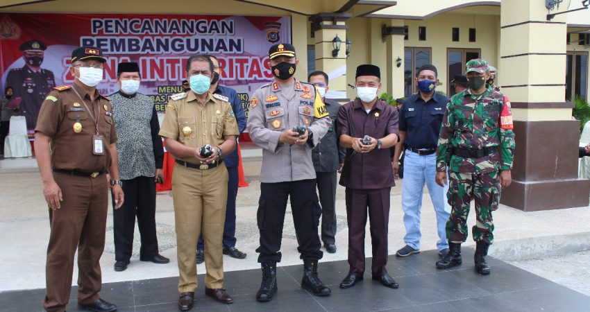 Pelepasan Burung Merpati sebagai Tanda Pencanangan ZI WBK di Kolut