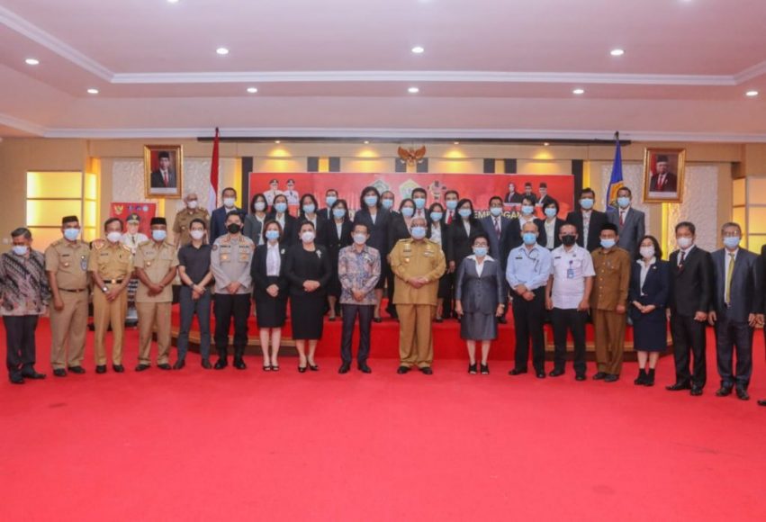 Gubernur Sultra foto bersama pengurus LPPD usai pengukuhan