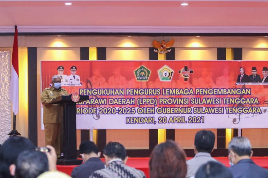 Dalam sambutannya, gubernur memberikan pesan kepada para pengurus LPPD
