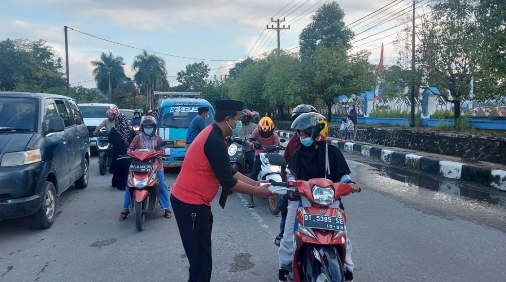 DPP LAT Sultra Bagikan Ratusan Paket Takjil
