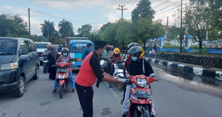 DPP LAT Sultra Bagikan Ratusan Paket Takjil