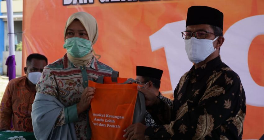 Direktur PT pos Indonesia bersama Mundir Ponpes Muhammadiyah Asy Syifa