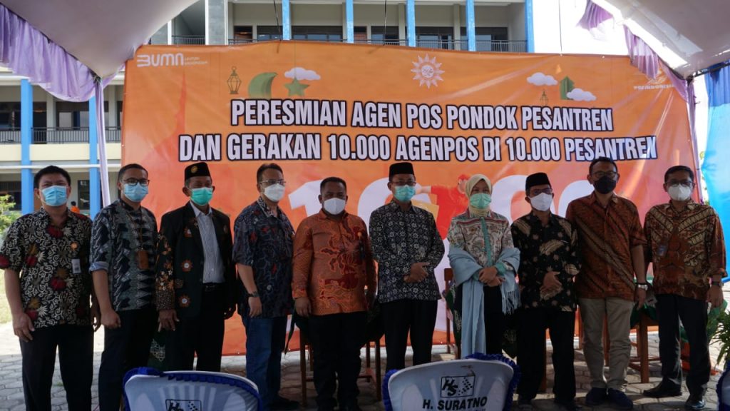 Foto bersama seusai penandatanganan kesepakatan