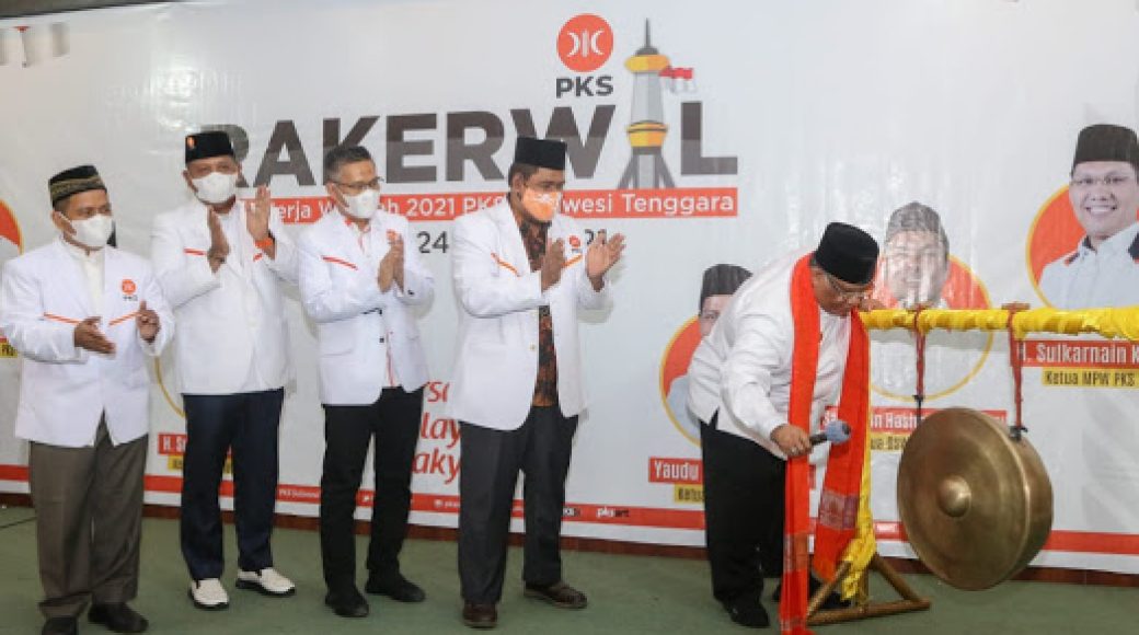 Pemukulan gong oleh Gubernur sebagai tanda pembuka Rakorwil PKS