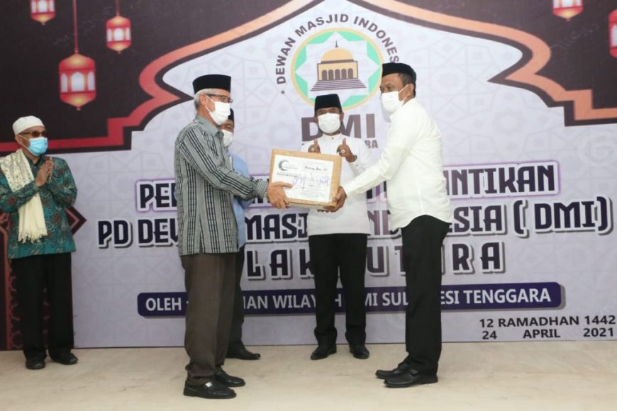 Wagub Sultra berikan bantuan ke warta Kolut