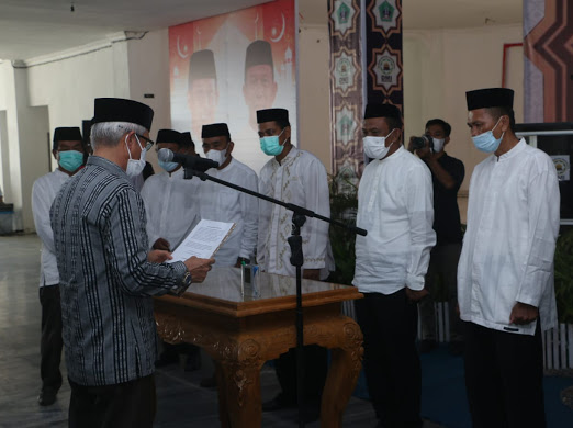 Wagub Sultra saat lantik para pengurus DMI Kolut