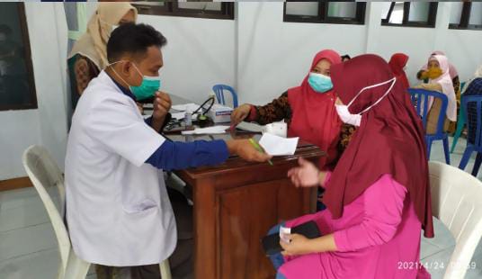 Pengobatan gratis bagi warga sekitar
