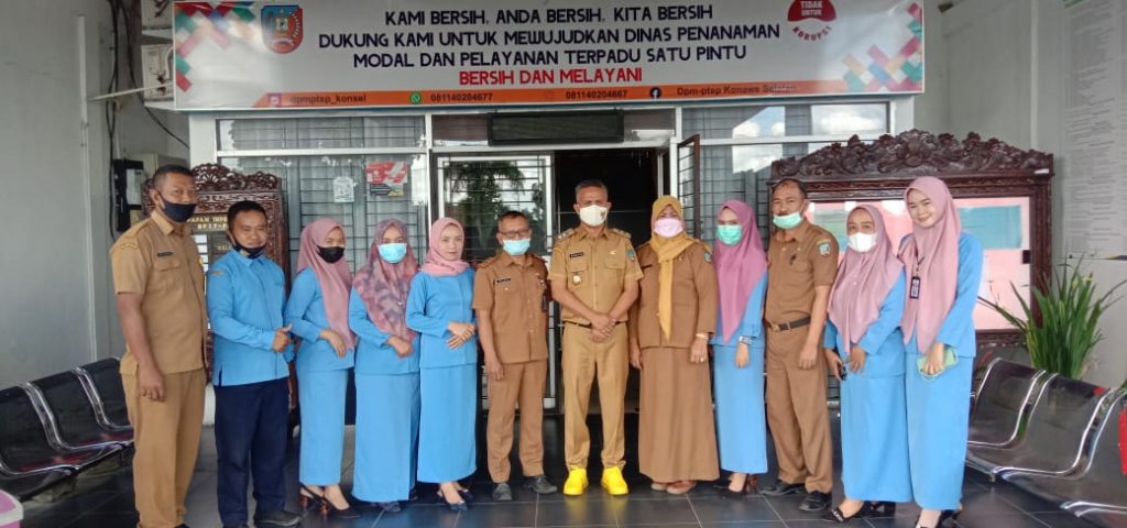 Wakil Bupati Konsel, Rasyid foto bersama dengan pegawai Dinas Penanaman Modal dan Pelayanan Terpadu Satu Pintu (DPM dan PTSP)