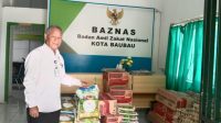 Kepala Baznas Baubau, Mahdi saat menunjukan paket sembako yang akan disalurkan ke sejumlah kelurahan di kota Baubau. Foto : JSR