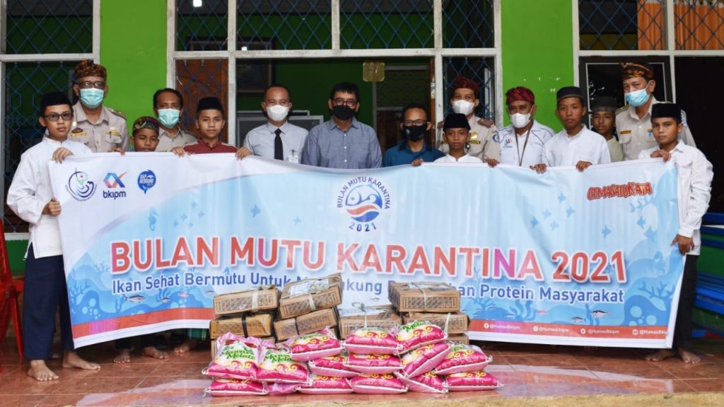 Foto bersama BKIPM Baubau, anggota DPD RI Amirul Tamim, perwakilan Bank Syariah Indonesia KCP Baubau dan Unit Pengelolaan Ikan. Foto : JSR