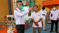 Wakil Bupati Konsel, Rasyid saat meninjau persediaan beras di Bulog Konsel jelang Idul Fitri, Rabu (28/4). Foto : ARS
