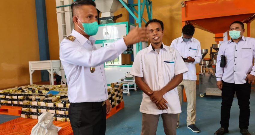 Wakil Bupati Konsel, Rasyid saat meninjau persediaan beras di Bulog Konsel jelang Idul Fitri, Rabu (28/4). Foto : ARS