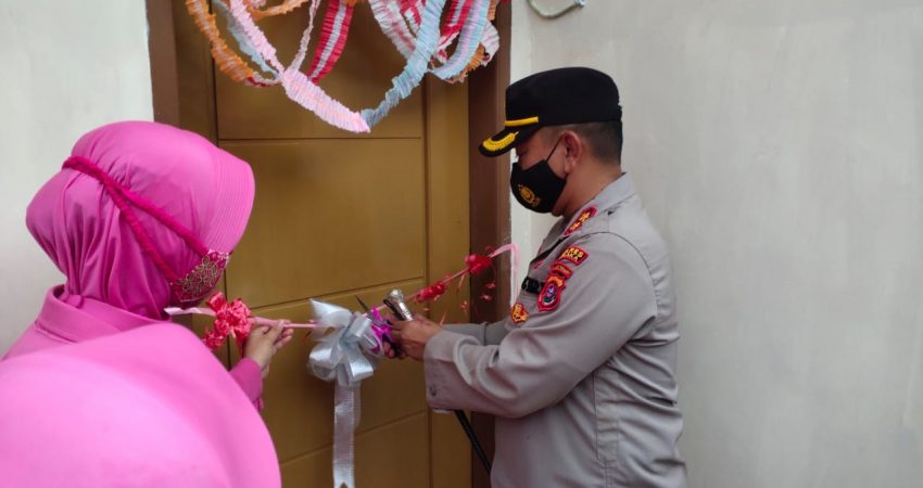 Foto penyerahan rumah layak huni "PROGRAM 100 HARI KAPOLRI" yang di serahkan olah AKBP Saiful Mustofa, SIK, M.Si