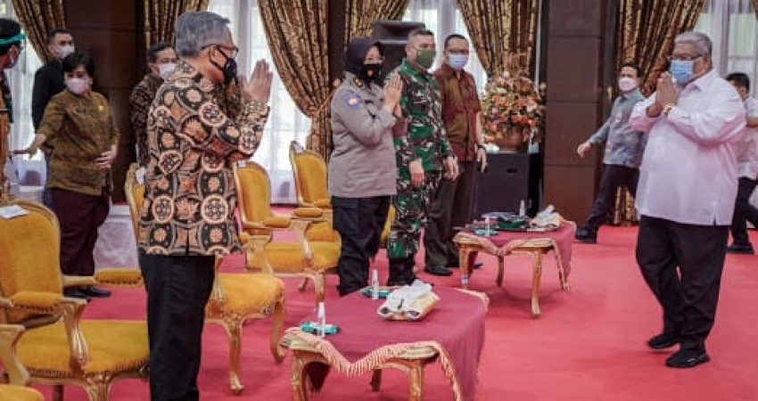 Gubernur Minta OJK Bantu Besarkan Bank Sultra