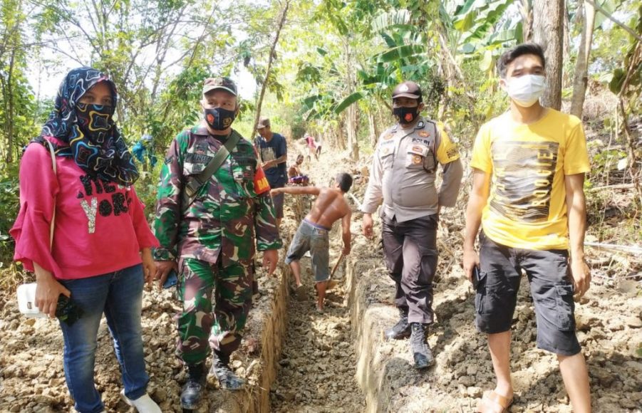 Indra, ST Kades Lalohao (kaos kuning) didampingi bhabinkamtibmas Bripka Syahrir, Babinsa Lalohao Sertu Yunus, dan pendamping desa Hamsia, S.Pd.