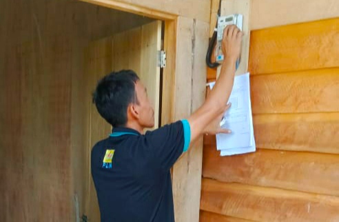 Pemasangan KWH Listrik di rumah warga Desa Lalohao