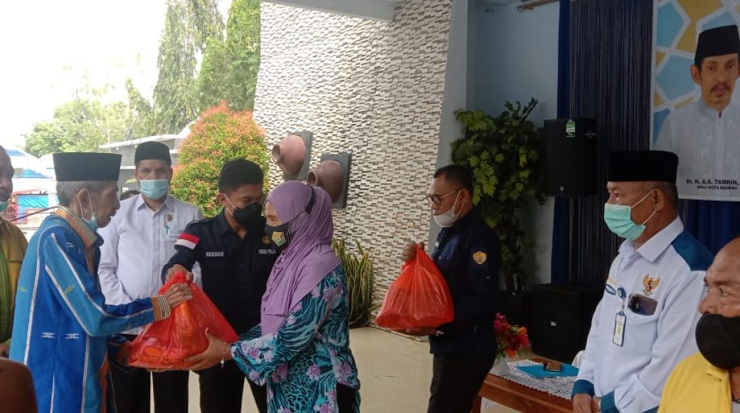 Serahkan Sembako PMKS, Ini Pesan Wali Kota Baubau
