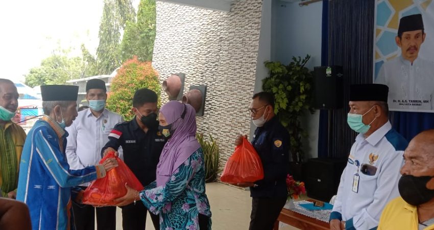 Serahkan Sembako PMKS, Ini Pesan Wali Kota Baubau