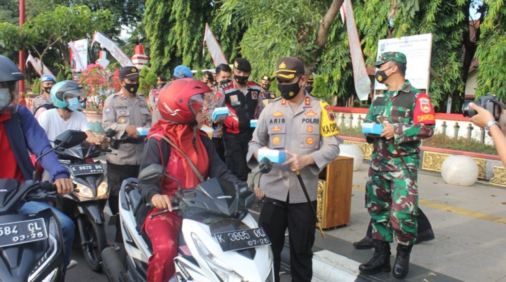 Dandim Bersama Kapolres Jepara Bagi Takjil dan Masker Gratis