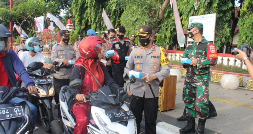 Dandim Bersama Kapolres Jepara Bagi Takjil dan Masker Gratis