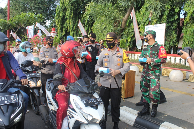 Dandim Bersama Kapolres Jepara Bagi Takjil dan Masker Gratis