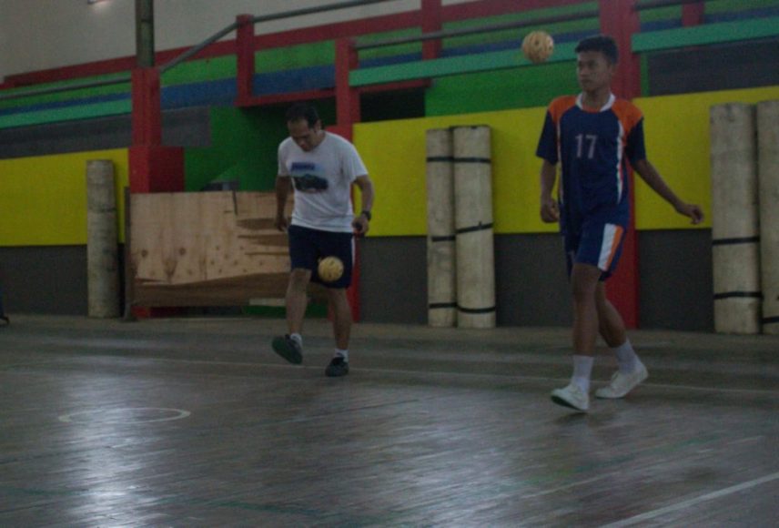 Latihan Sepaktakraw di GOR Sepaktakraw Welahan Jepara