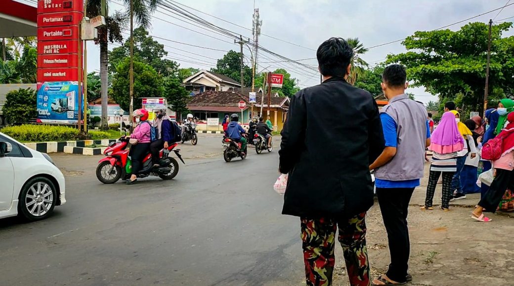 SD Muhammadiyah Bangsri Bagi Takjil, Kokam dan PCPM Bangsri Bantu dan Kawal