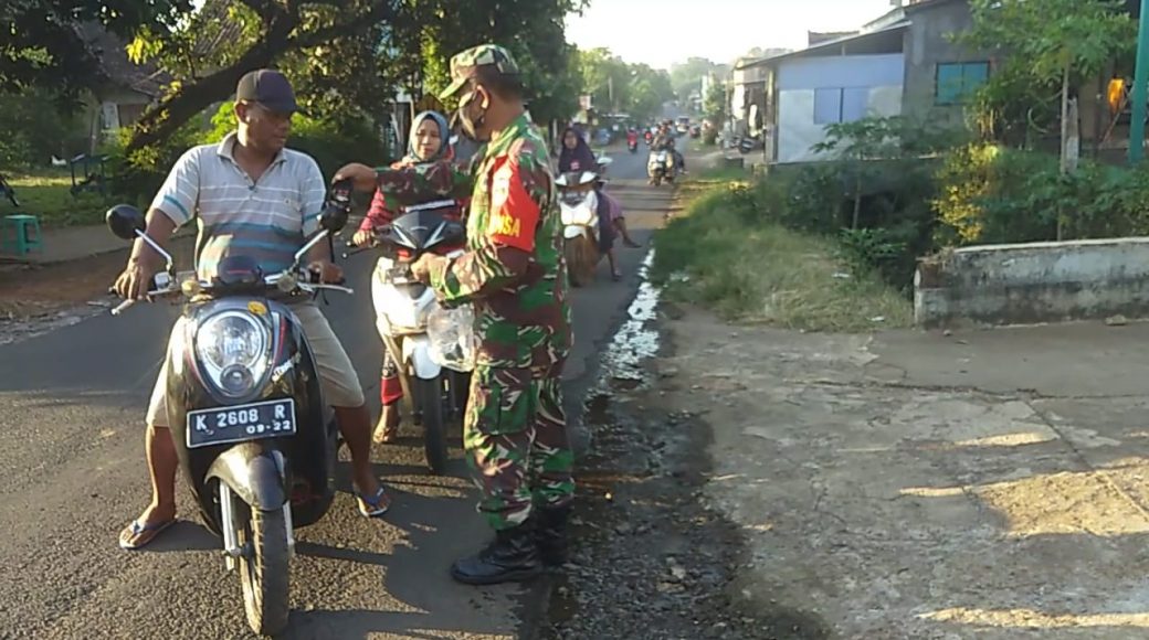 Prajurit Koramil Kedung Jepara Bagikan Takjil ke Masyarakat