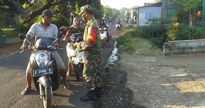 Prajurit Koramil Kedung Jepara Bagikan Takjil ke Masyarakat