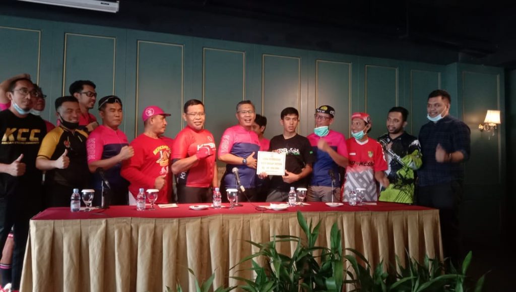 Pemberian bantuan tunai kepada atlet sepeda
